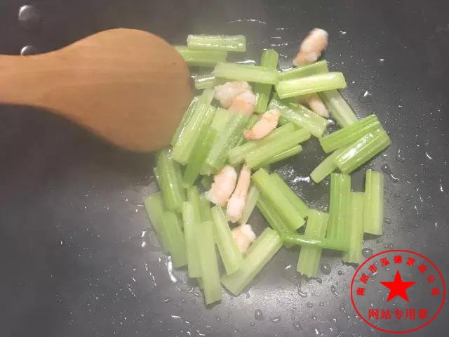 介紹幾個蝦做的催乳菜。坐月子應該怎么吃？社旗月嫂培訓哪家好？