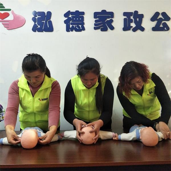 月嫂學(xué)習(xí)嬰兒撫觸操